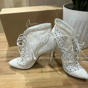 ALAÏA White laser cut lace-up ankle boots in size 39  or 8.5.
